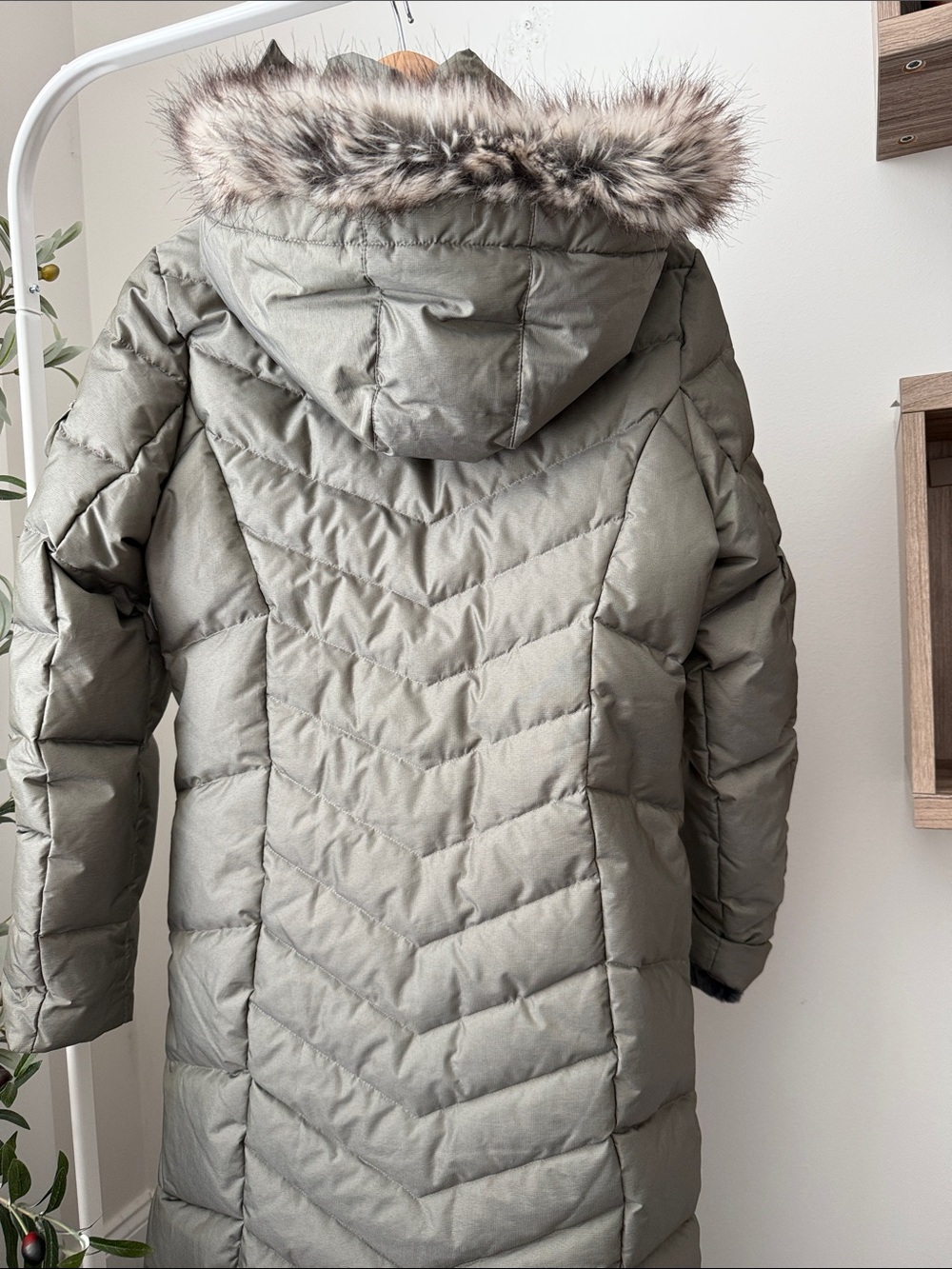 Eddie Bauer Olive Green Quilted Long Puffer Coat with Fur Hood Size M - Picture 10 of 11